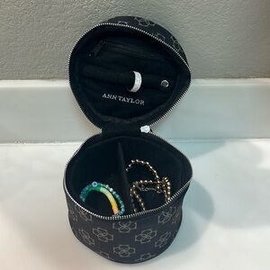 Travel jewelry case